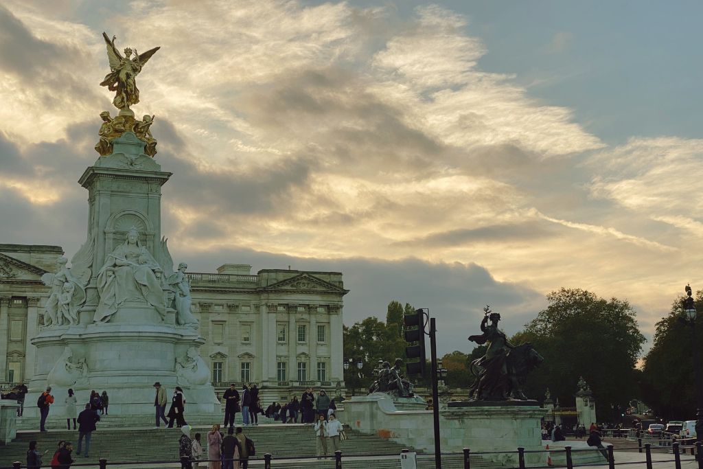 Circle drive outside Buckingham Palace. The palace partially opens to visitors in the summer and the gift shop offers royal family souvenirs.
