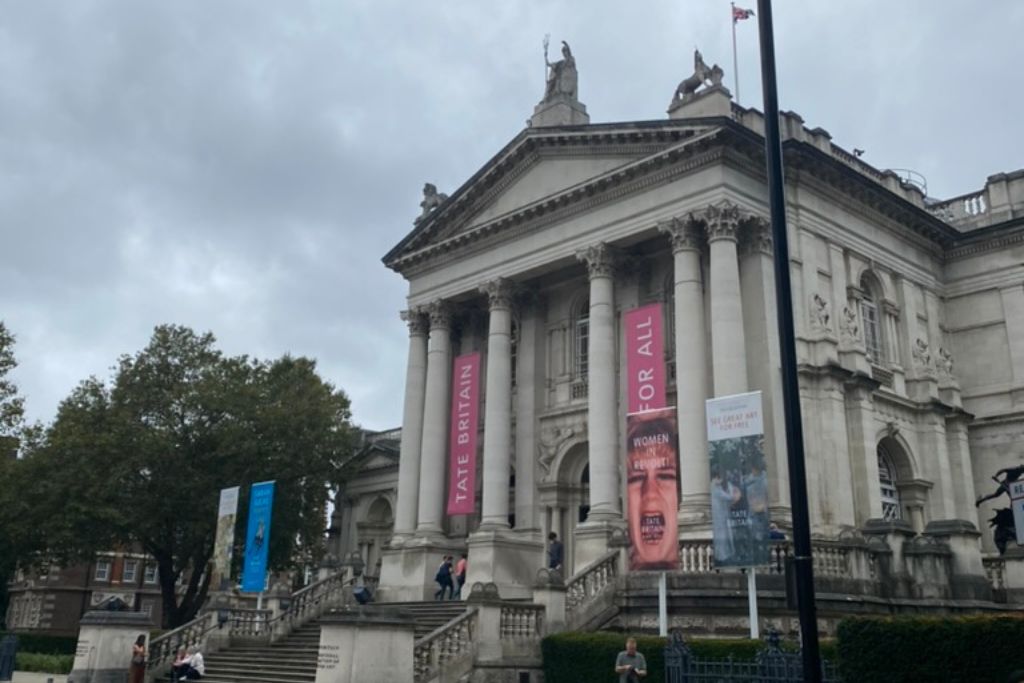 Entrance to Tate Britain art gallery in London. Tall collonaded building with sculptures above.