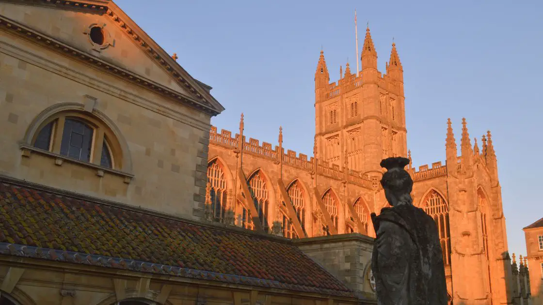 One Day Trip to Bath from London Bath Abbey with Roman statue