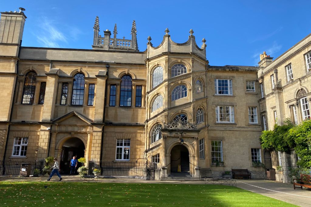 Courtyard view inside one of the colleges at Oxford University.
