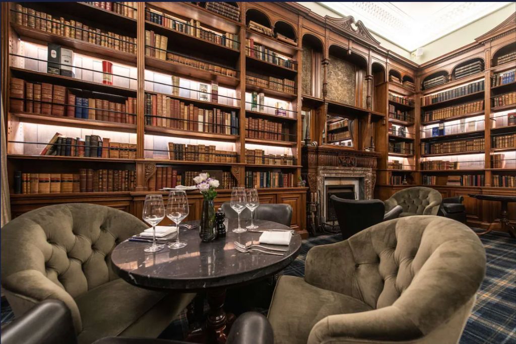 Schloss Roxburghe in Scotland bar library