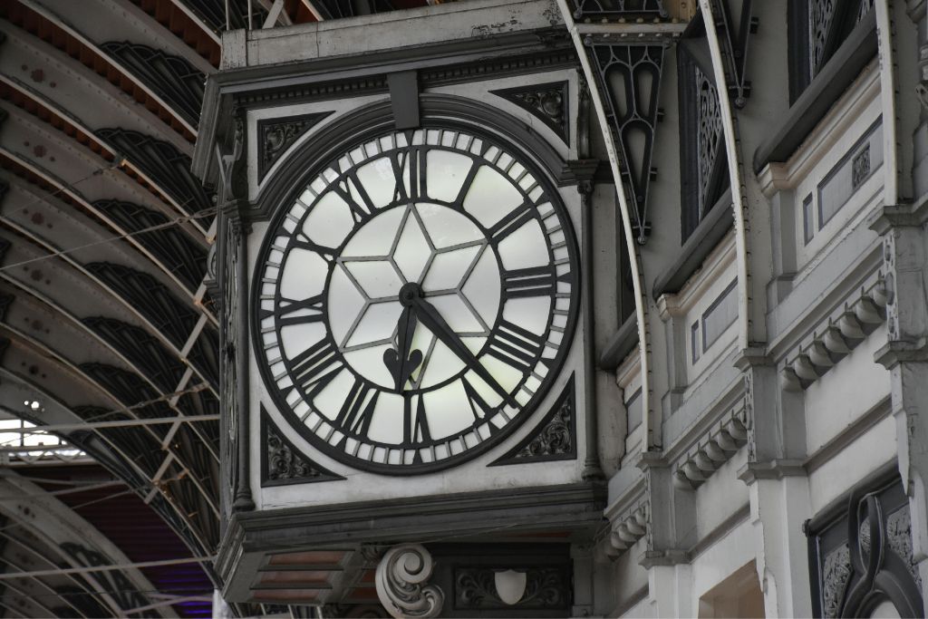 Wall clock in Padding train station in London